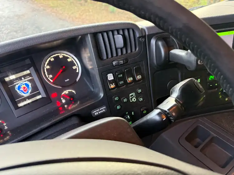 JTM2789 Scania med Hiab kran JT Maskiner ApS