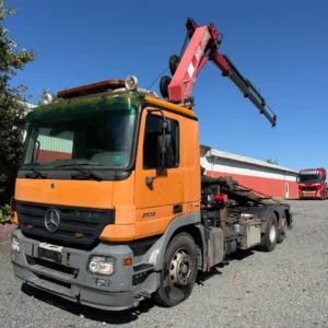 Mercedes Benz med HMF kran JTM 2851 JT Maskiner ApS